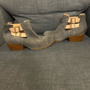 Korks Grey Suede Bootie Tan Leather Elastic Adjustable Buckle Zip Up Back Sz 8